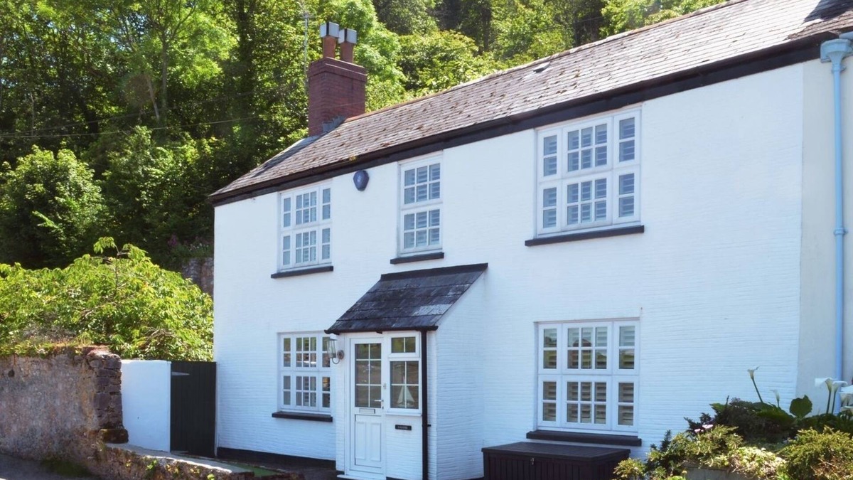 Torpoint Cottage | LAKESIDE, pet friendly, luxury holiday cottage in Millbrook