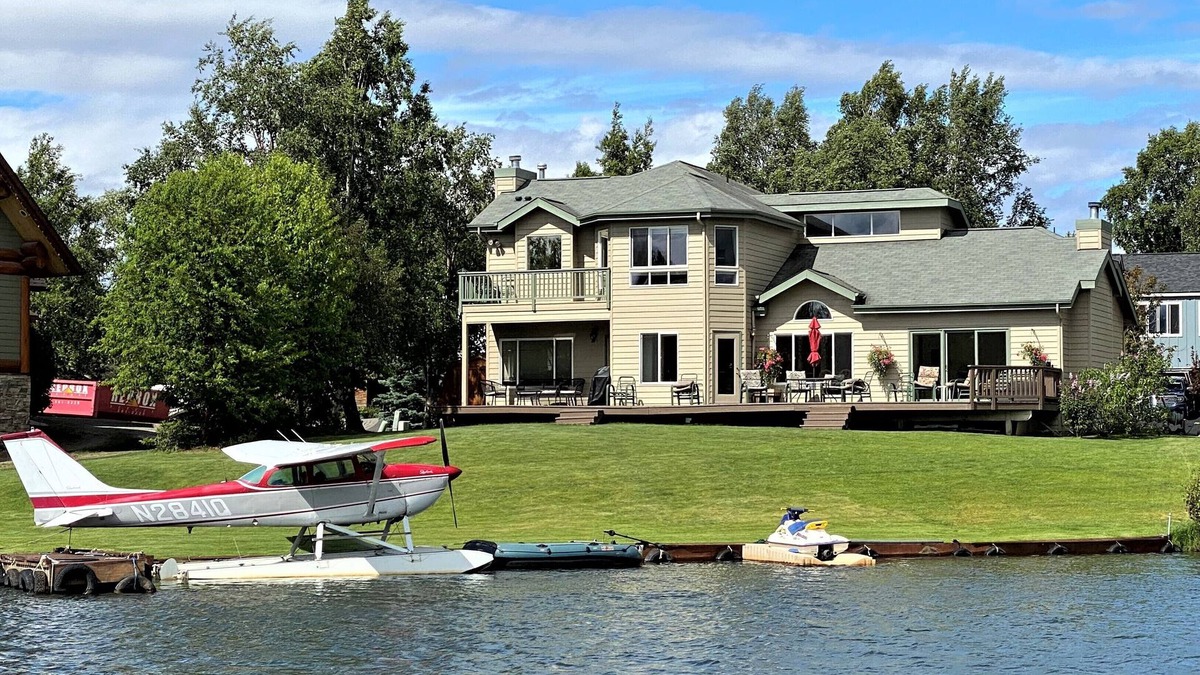 Bayshore - Klatt House | Lakeside Private 4 Bedroom Home In South Anchorage, With Boat Availability.