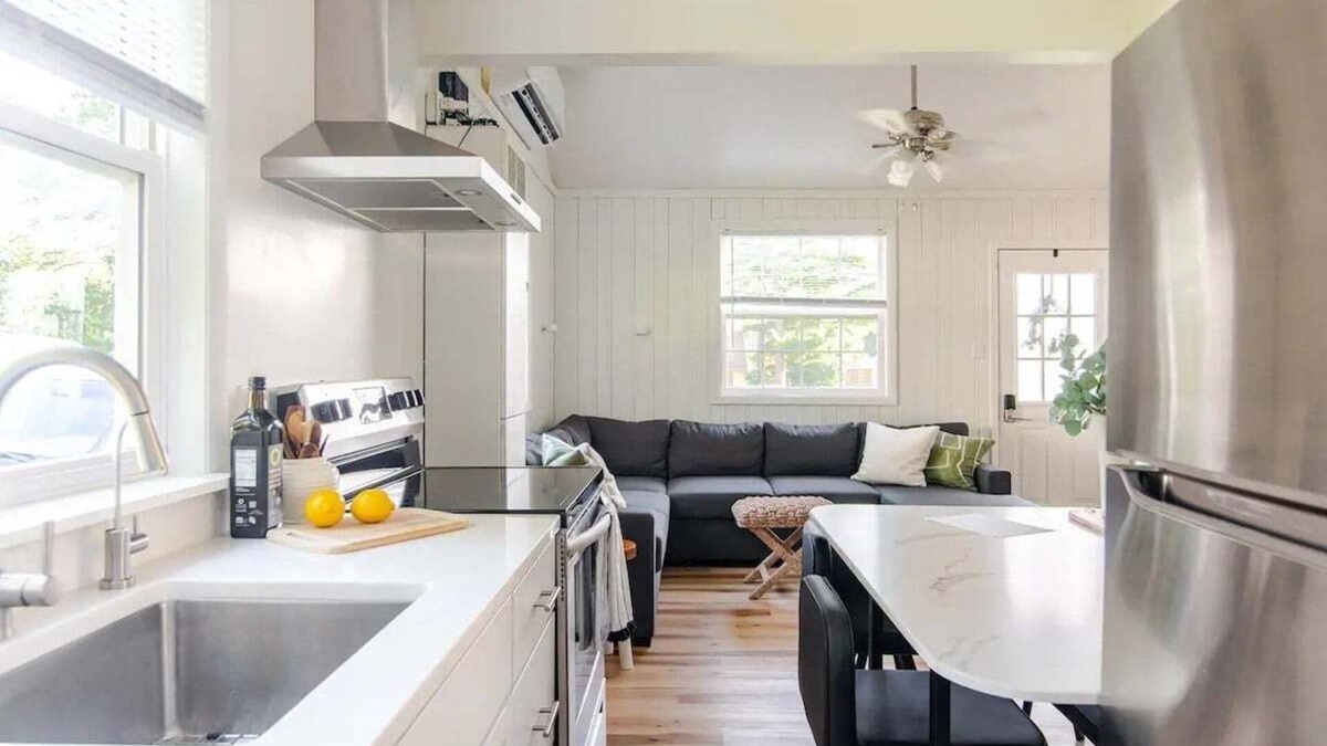 Hartland House | Lakeside Retreat ~ Cozy Cottage with Firepit ~