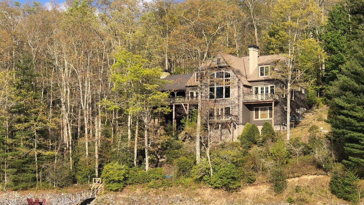 Cullowhee House | Lakeside, Secluded, Luxury Mountain Lodge-Sleeps 12