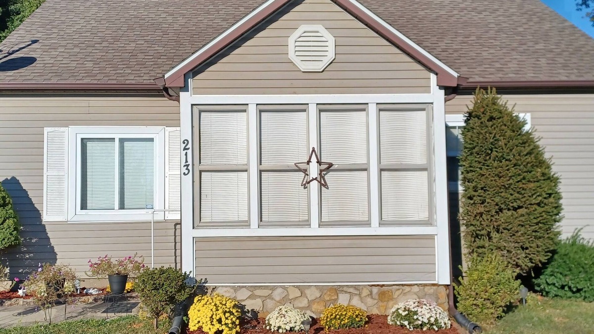 Ina House | Lakeside Shady Rest Home Away from Home blocks from Rend Lake and I57/I64