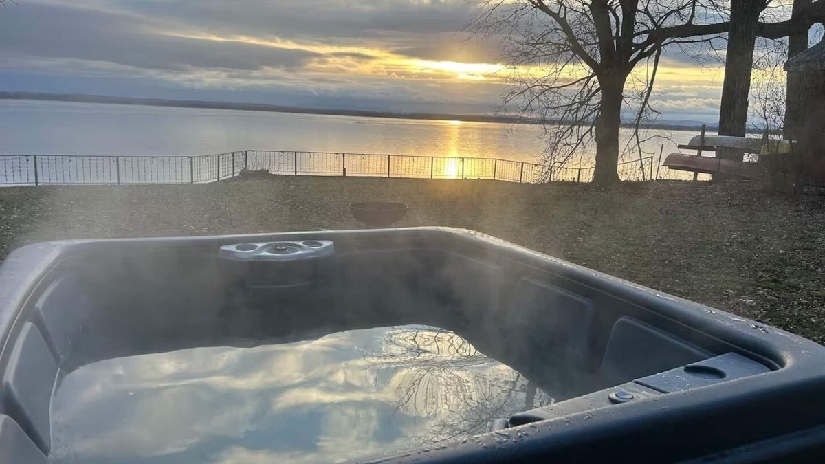 Alburg Cottage | Lakeside Sunrise Cottage with hot tub