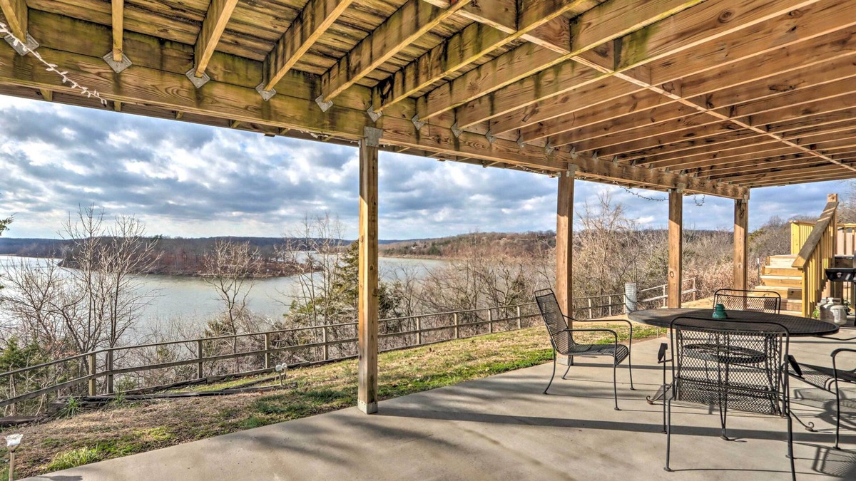 Urbana House | Lakeside Urbana Home - Near Hunting & Fishing!