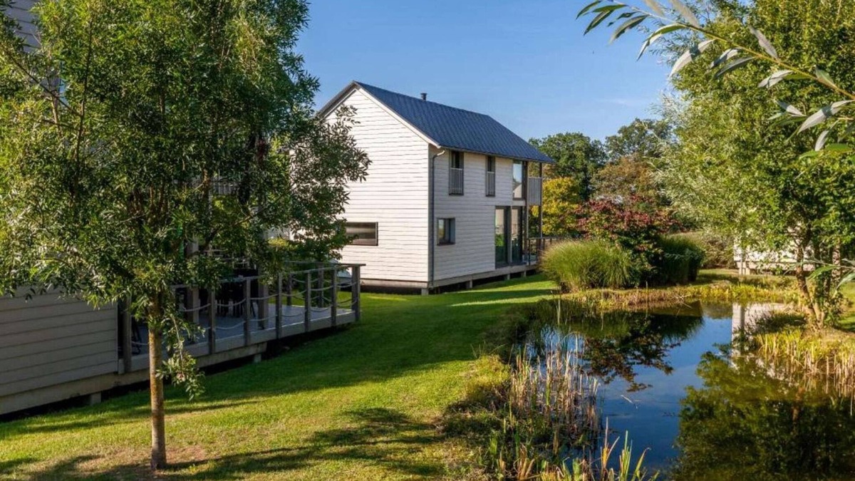 Froidchapelle Villa | Lakeside Villa with Sauna