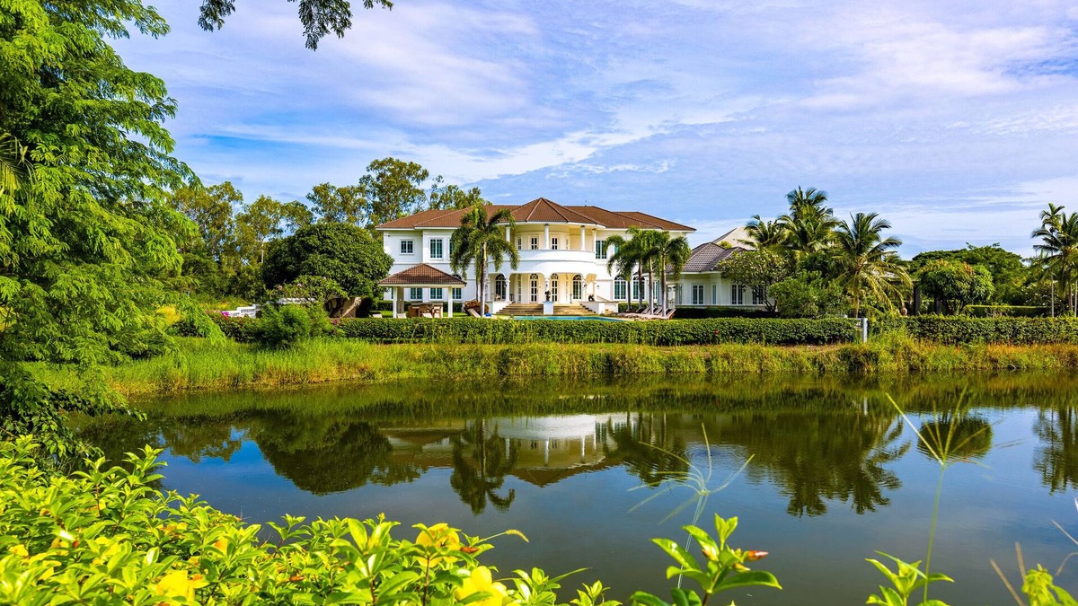 Sam Phraya Villa | Lakeside villa on a quiet golf course - private pool and 10 minutes to the beach
