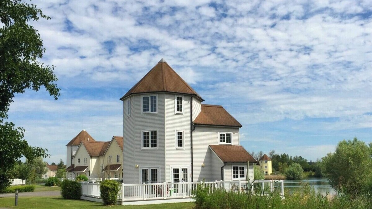 Ampney Crucis House | Lakeside Windrush Turret Lodge with Hot Tub Family Friendly On-site Facilities