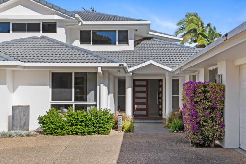 Westlake Apartment | Lakeview Bliss, Black Swans, Golf Retreat in Brisbane