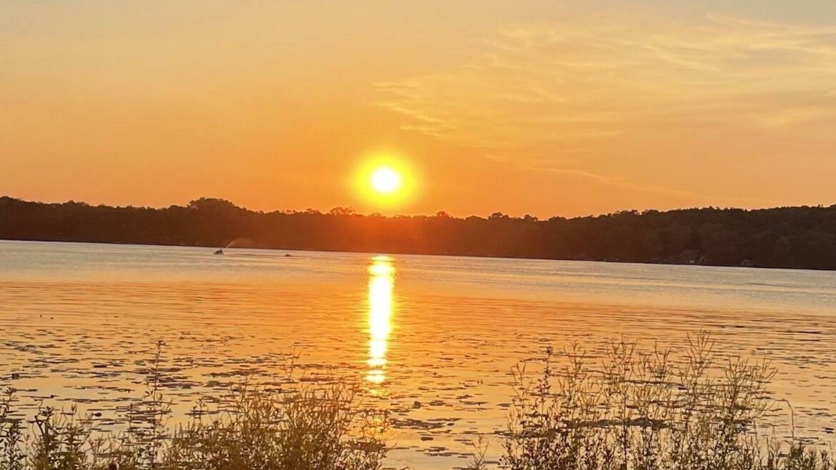 Pardeeville Cottage | Lakeview cottage with perfect sunsets.