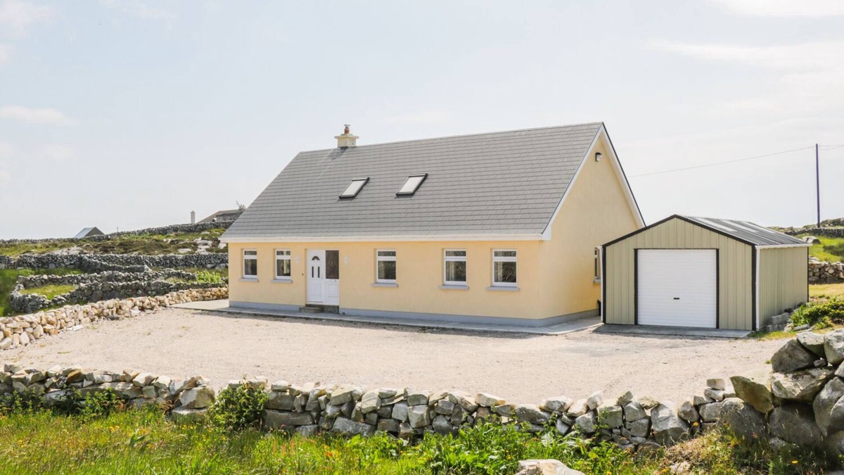 Wild Atlantic Way Cottage | LAKEVIEW, family friendly in Lettermore, County Galway