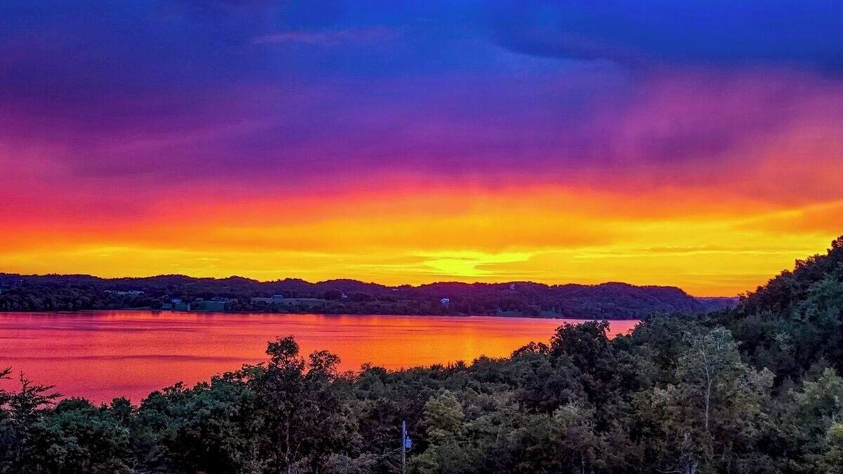 Newport House | Lakeview Getaway with Stunning Sunsets with lake access