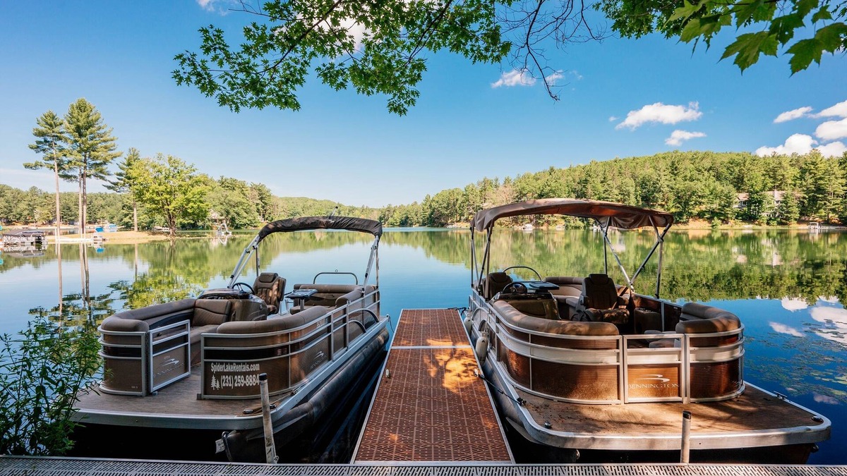 Mayfield Cottage | Lakeview King Suite-Arbutus-Pontoon Rentals!