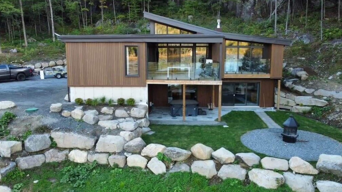Les Pays-d'en-Haut Regional County Municipality Ski Chalet | Lakeview Luxury Cottage w/Private Spa