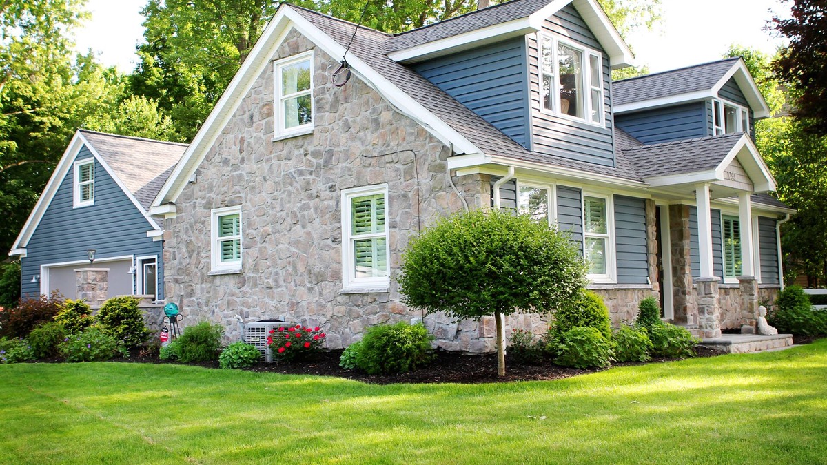 Lakewood House | Lakeview Luxury, Lakewood 4 bdrm 2 full 2 1/2 bath. Certificate # 2236