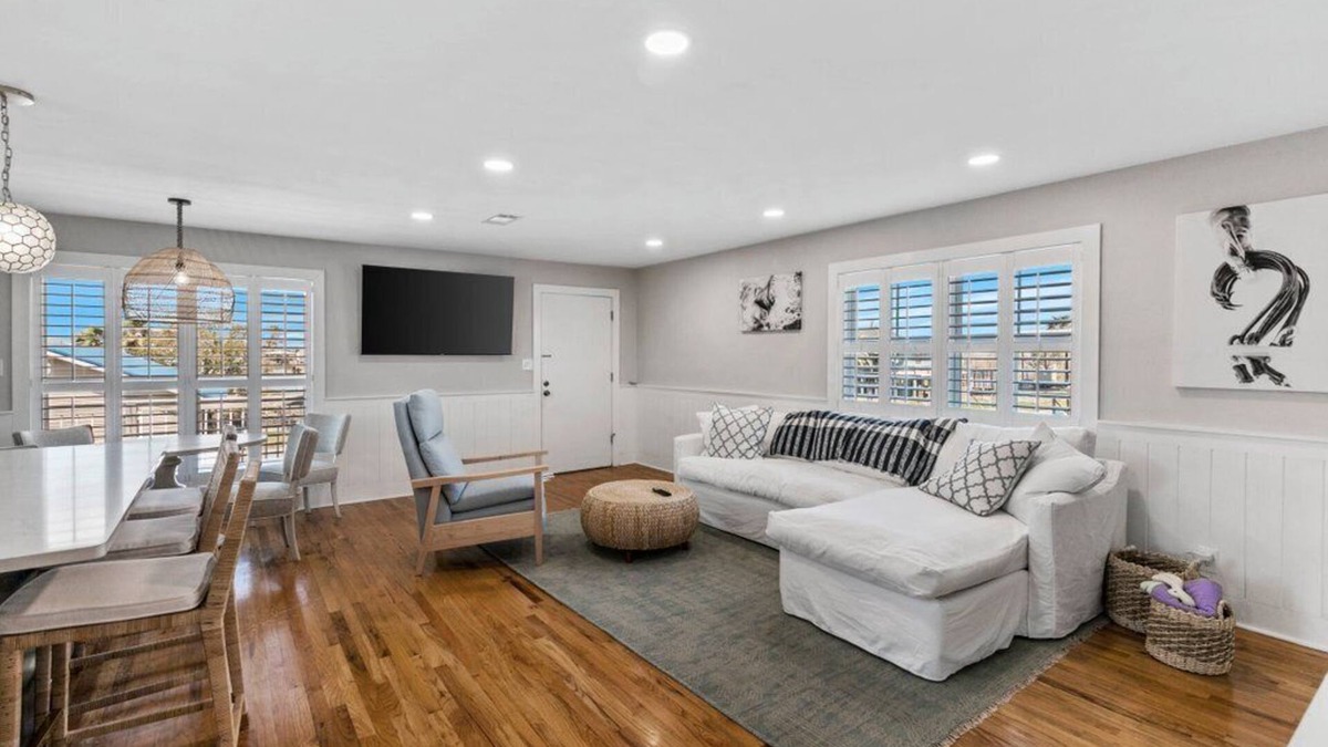 Deatonville House | Lakeview Paradise: Comfy retreat on the water