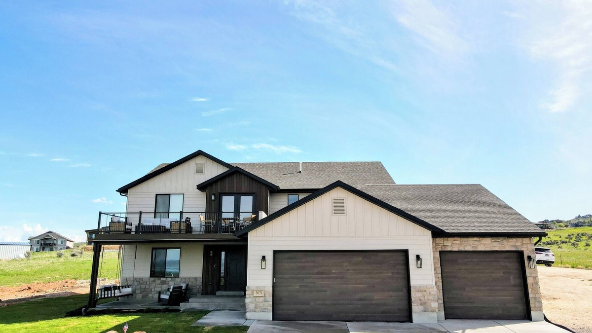 Sweetwater House | Lakeview Retreat-Home overlooking Bear Lake Sleeps 30 w/Ideal beach/pool access