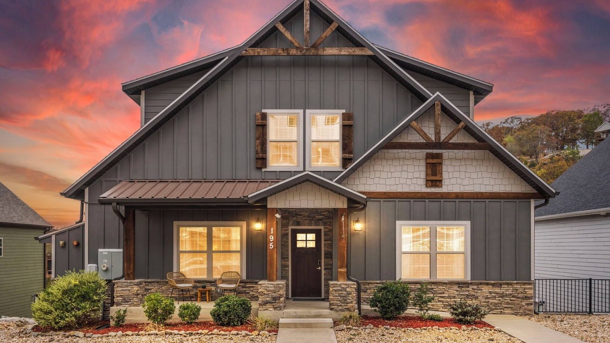 Table Rock House | LakeViews, Community Pools, HotTub, Pet Friendly!