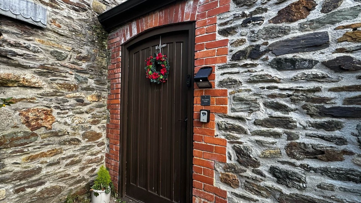 Plymouth House | Lakeviews/quietness/parking/longstays/4guests