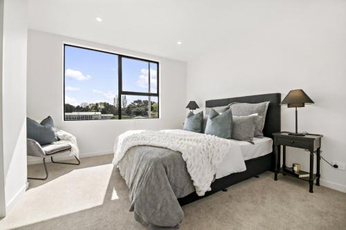 Takapuna House | Lakewalk Retreat Luxe 3BR Home Near Lake and Beach