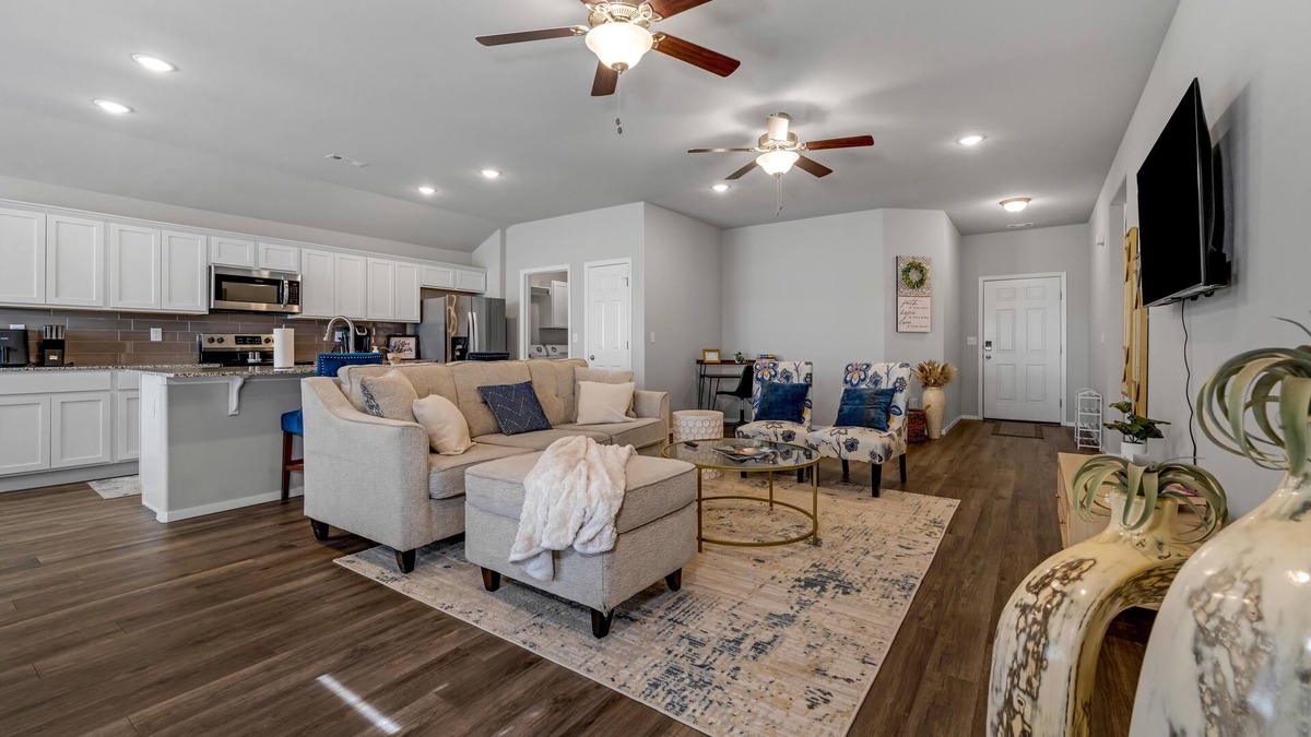 Bentonville - Fayetteville House | Lakewood Lounge - Quiet Area, Walking Trails, Community Park