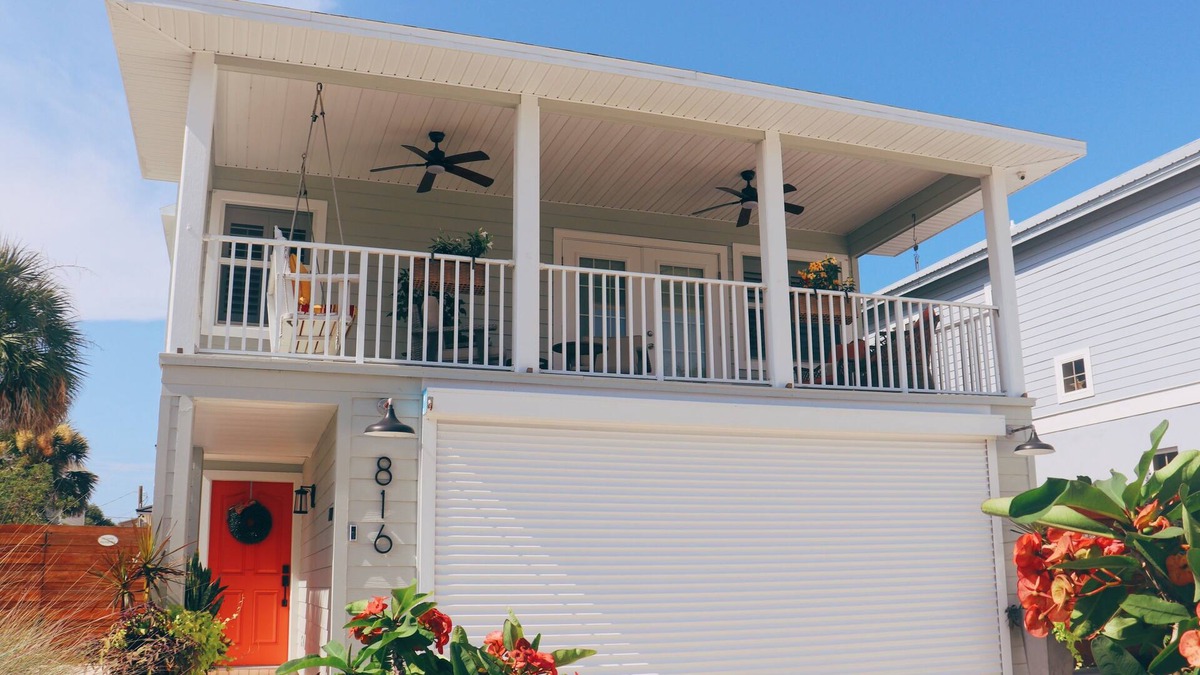 Horton Shores House | LaLa`s Beach Getaway - Spacious 5-bedroom house in charming New Smyrna Beach