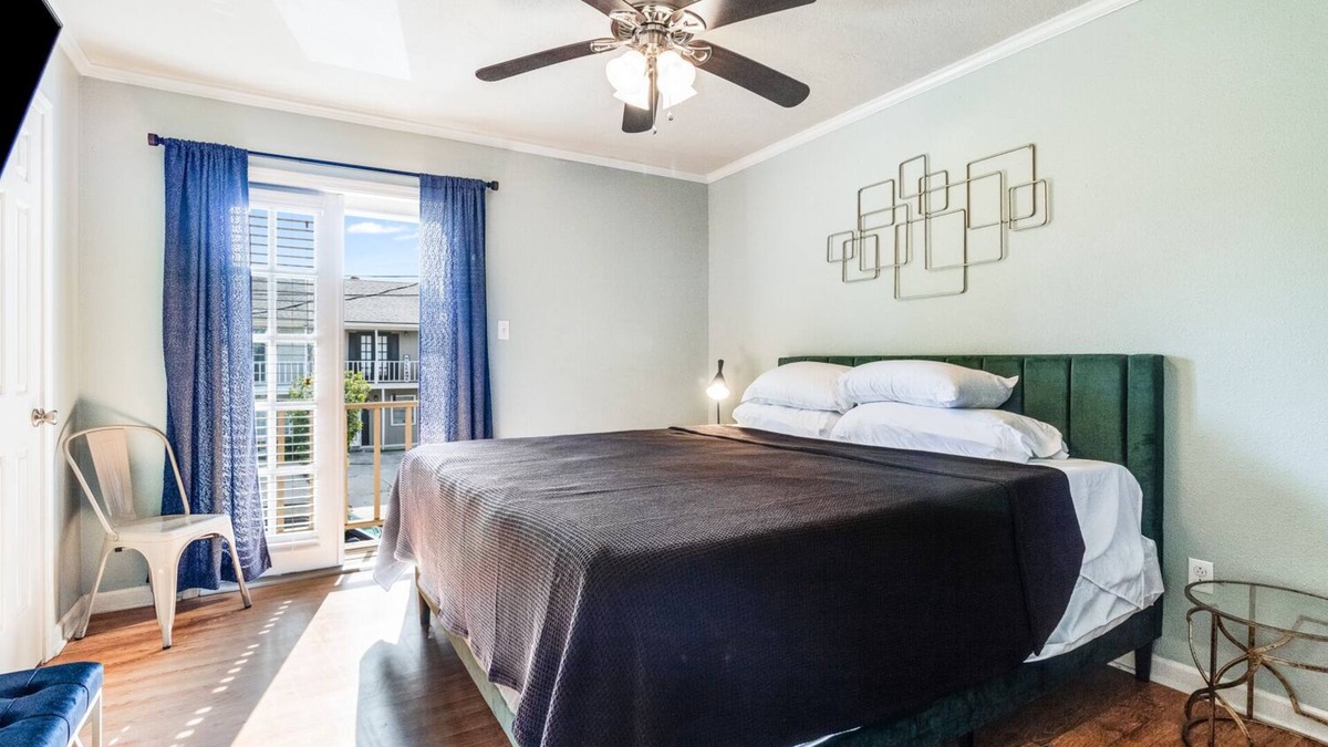 Lafayette House | LALALAND -2 master suites, king bed, comfort & location “No chores” at checkout