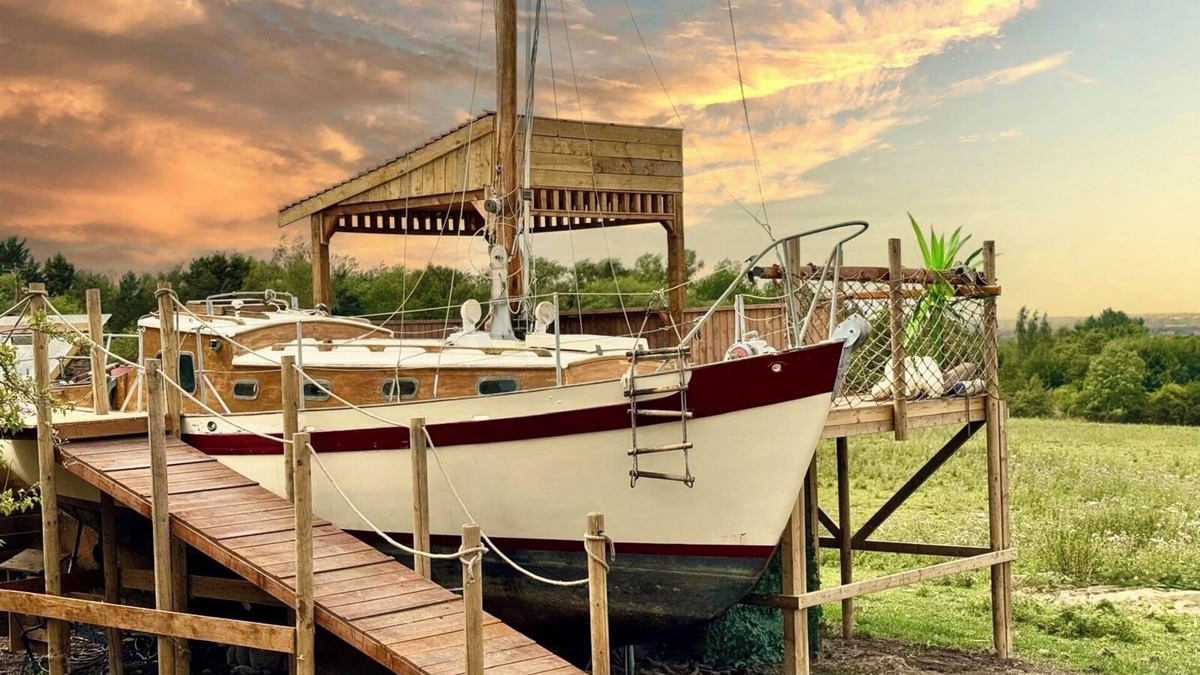Stanton on the Wolds Boat Rental | Land Ahoy! A historic boat, anchored in acres of greenery. 1 of a kind adventure