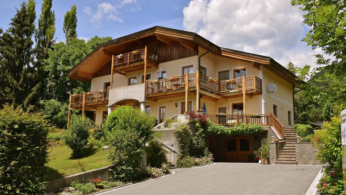 Hermagor-Pressegger See Apartment | Landhaus Mitsche, Gartnerkofel apartment with mountain views