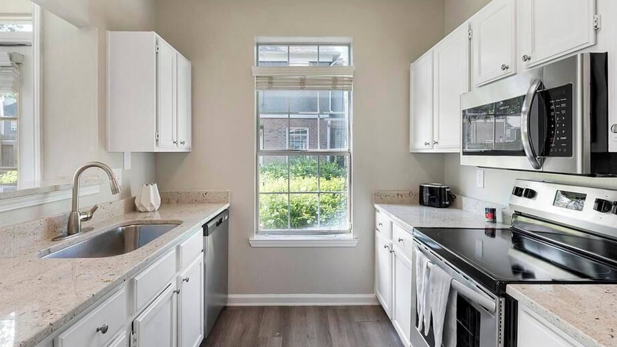 Woodland Hills Apartment | Landing at Brassfield Park Apartments - 1 Bedroom in North Greensboro