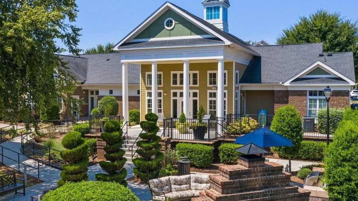 Mint Hill Apartment | Landing at Hawthorne at the Greene - 1 Bedroom in Bradfield Farms