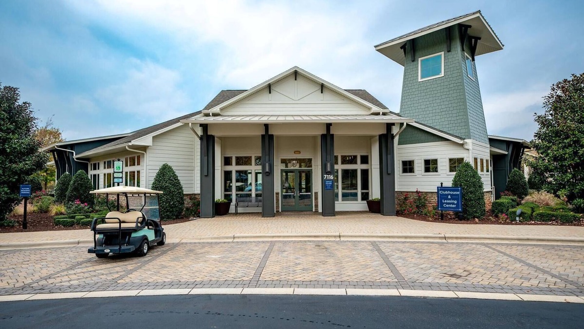 Paw Creek Apartment | Landing at Highland Park at Northlake - 1 Bedro.