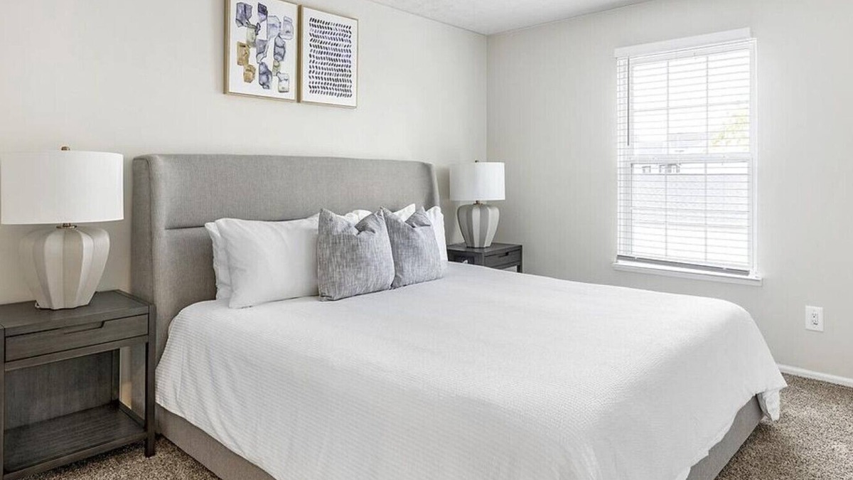 Lewis Center Apartment | Landing at Oak Creek at Polaris - 2 Bedrooms in Downtown Columbus