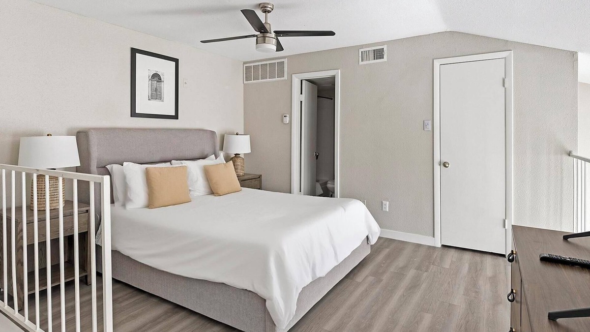 Fort Worth Apartment | Landing | Beautiful 1BD, Gym, Courtyard