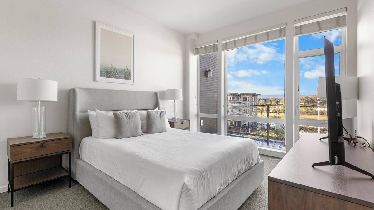 Hayden Island Apartment | Landing | Beautiful 1BD, Courtyard, Gym