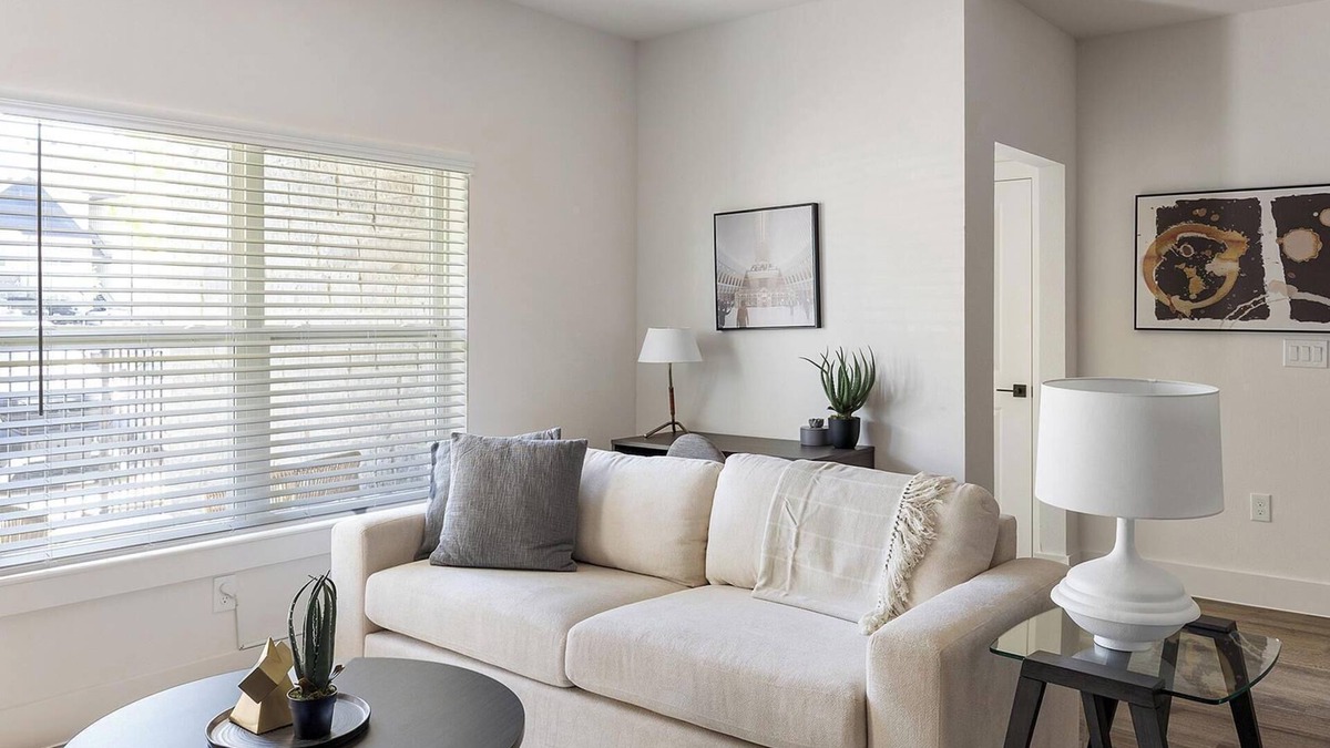Venus Apartment | Landing | Beautiful 2BD, Clubhouse, Pool