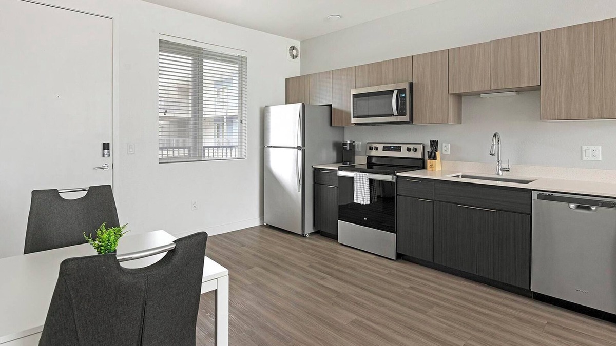 Goodyear Apartment | Landing | Chic Studio, Gym, Courtyard