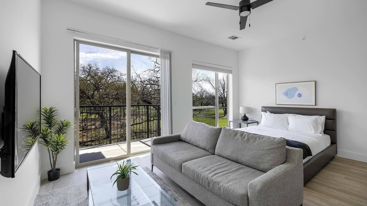 Denton Apartment | Landing | Chic Studio, Gym