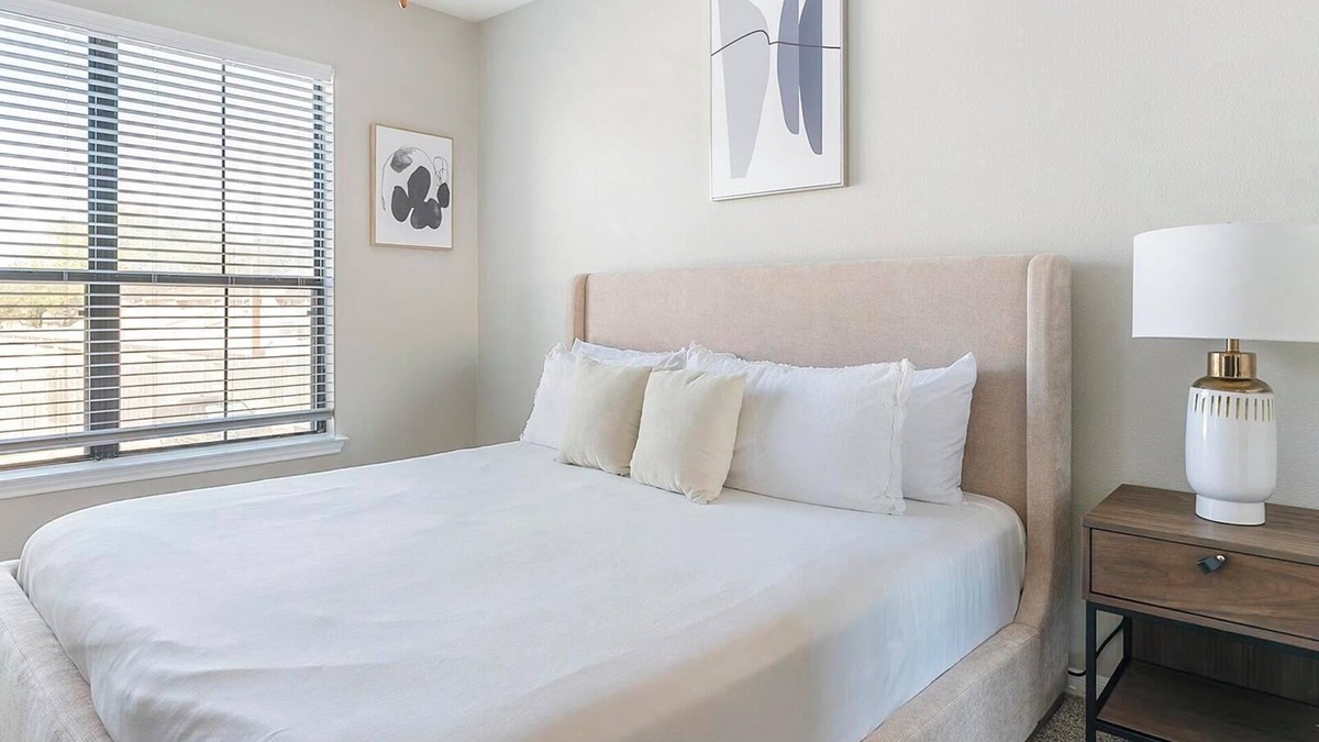 Briarforest Apartment | Landing | Stunning 1BD, Gym, Pool