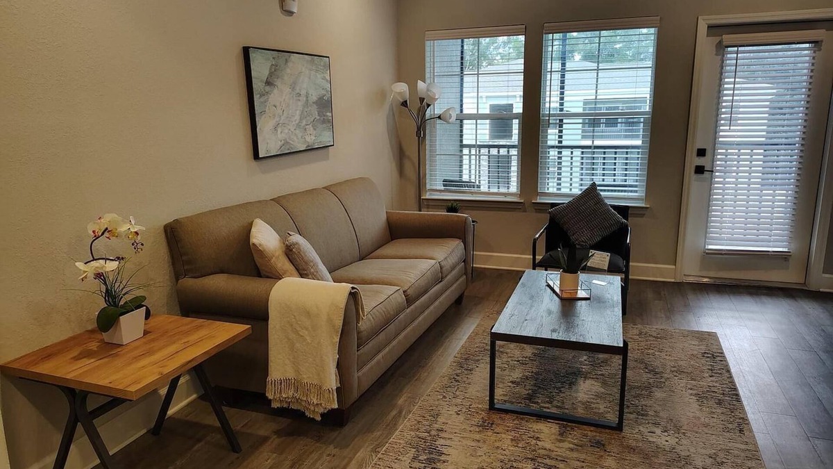Newberry Apartment | Landing | Stunning 2BD, Pool, Gym