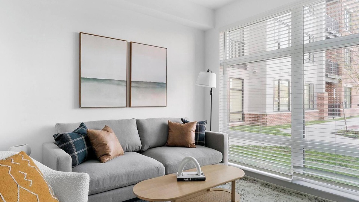 Richmond Apartment | Landing | Stunning Studio, Gym, Pool