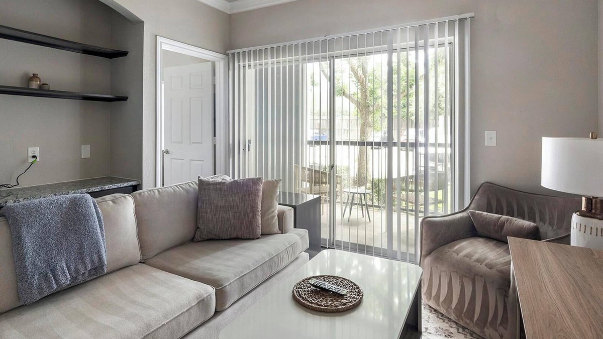 Richmond Apartment | Landing | Stylish 1BD, Gym, Pool