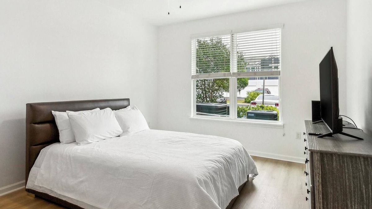 Eden Apartment | Landing | Stylish 1BD, Pool, Gym