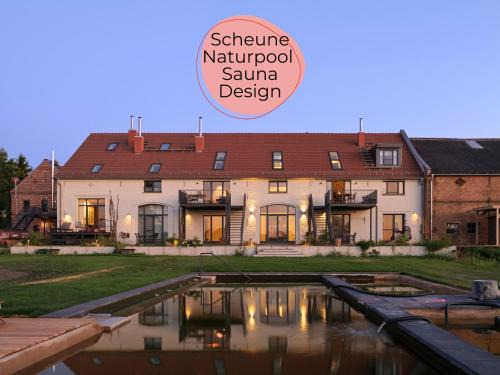 Fehrbellin Apartment | Landloft Linum - Ausgebaute Scheune mit Aussicht, Naturpool, Kamin, Sauna, Luxusausbau, handverlesene MidCentury Möbel & Kunst