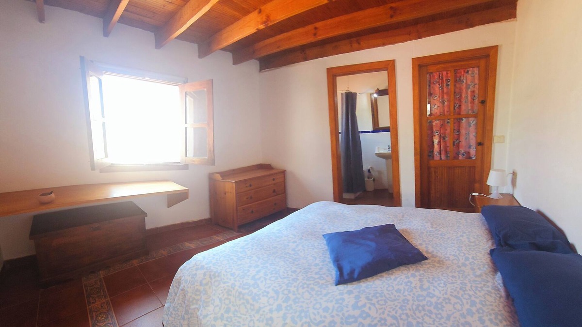 Tahiche House | LANZAROTE: Spacious room with private bathroom in a terrera house