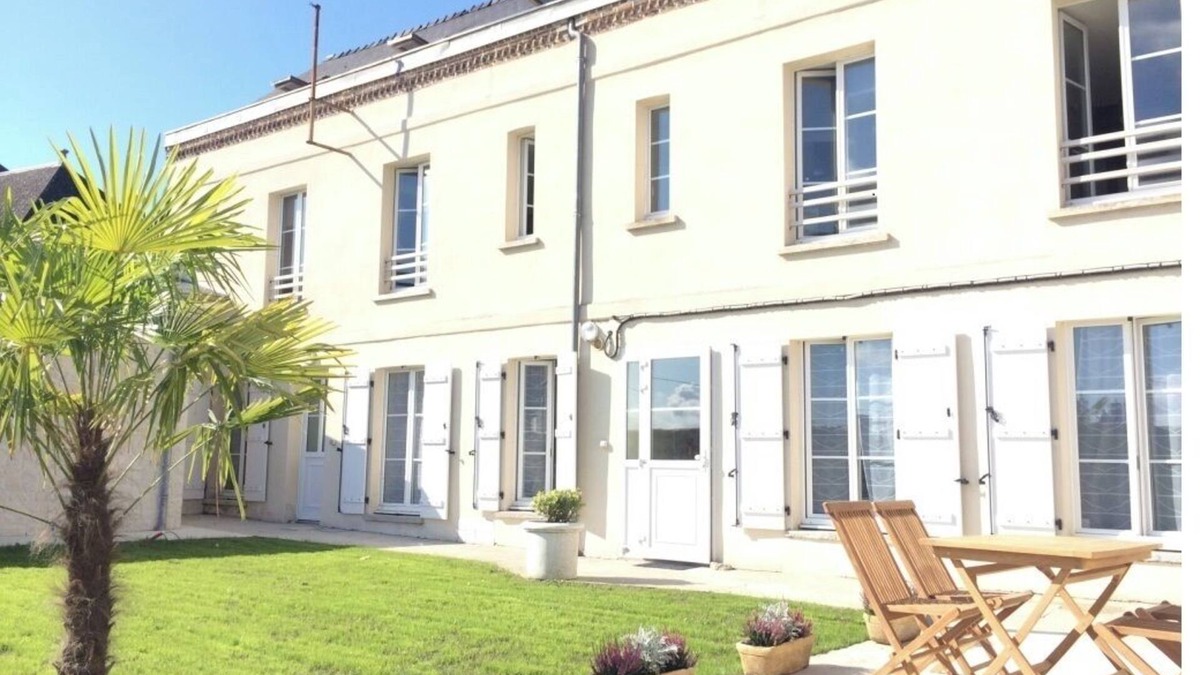Laon Apartment | Laon Duplex "Les Capucines" with garden and private spa