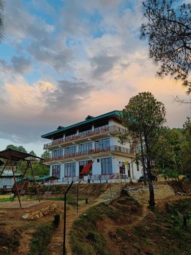 Kausani Hotel | Lap Of Himalayas Resort