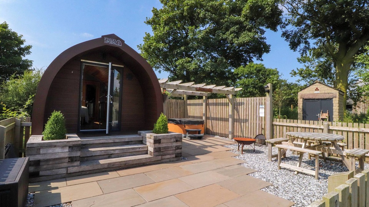 Knott End-on-Sea Cottage | LAPWING LODGE, romantic, with hot tub in Lancaster