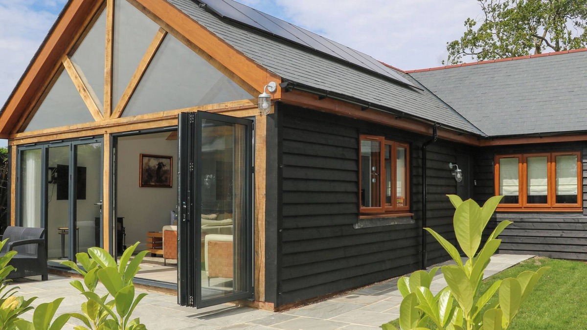 Fareham Cottage | LAPWINGS, with pool in Titchfield Common