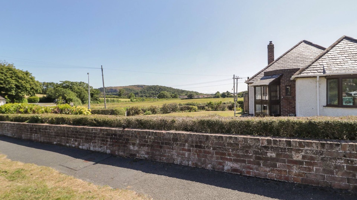 Tywyn Cottage | LARAGH, pet friendly, character holiday cottage in Deganwy