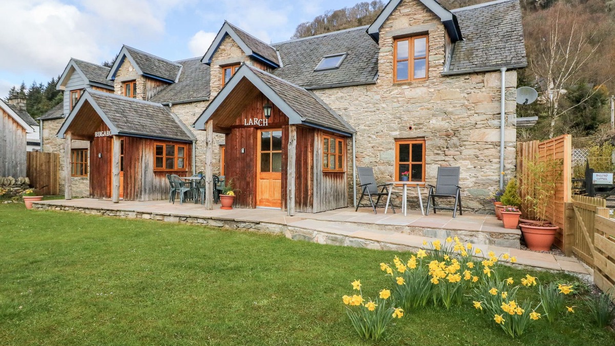 Weem Cottage | LARCH COTTAGE, pet friendly, with a garden in Aberfeldy