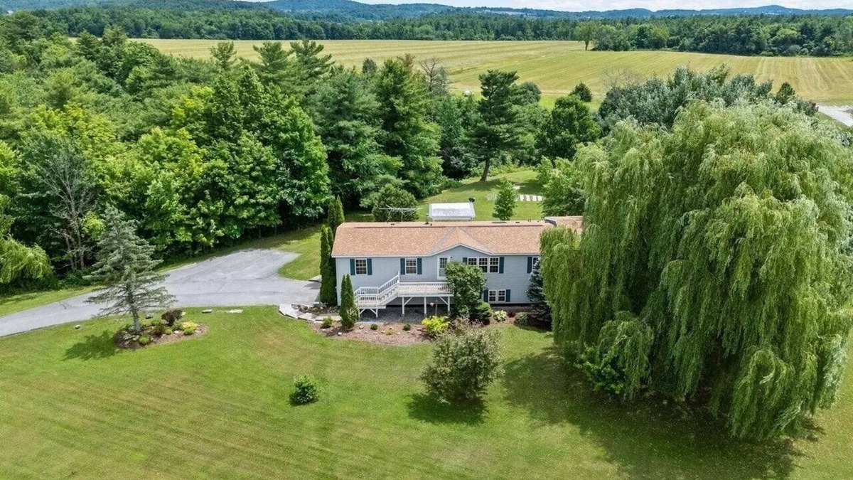 Addison Apartment | Large 1-Bdrm+ Apartment Surrounded by Nature in Rural Vermont